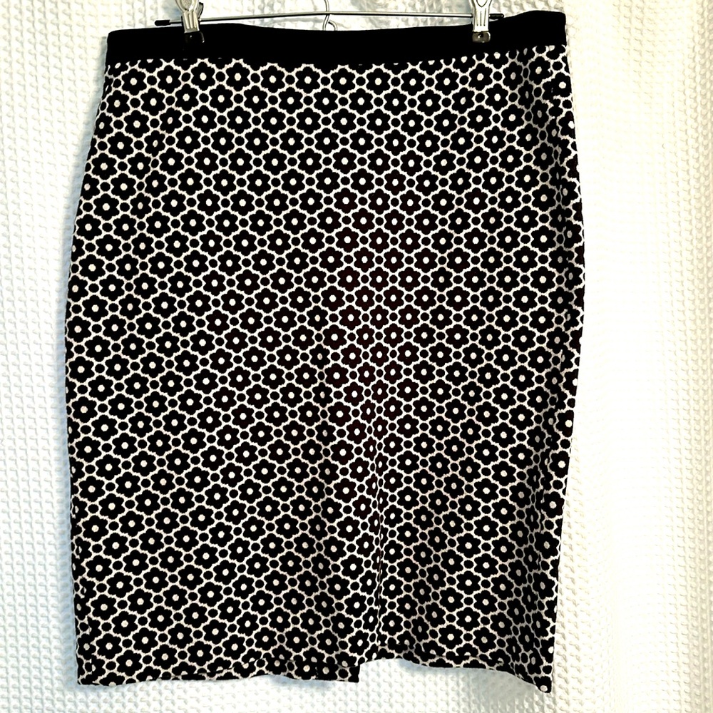 Talbots Sweater Knit B&W Flowered Skirt EUC sz 12